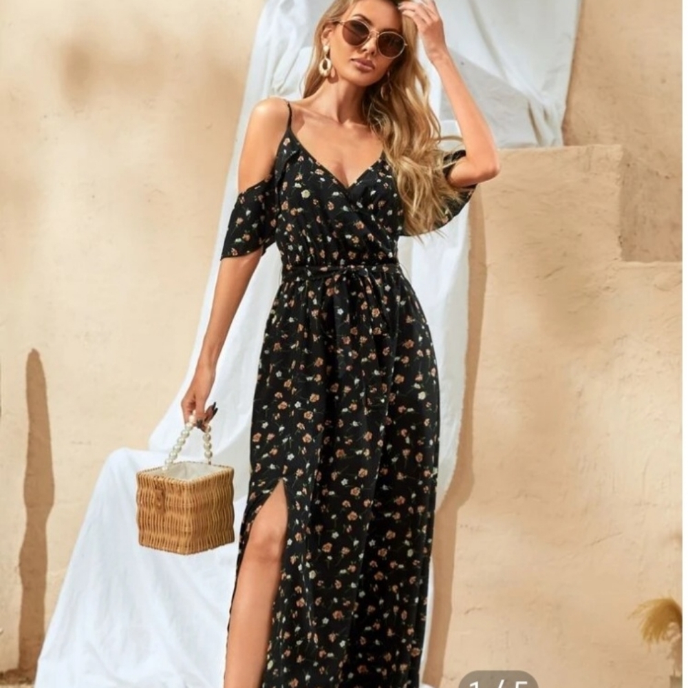 Beautiful flowy off thw shoulder spaghetti strap dress with side slit